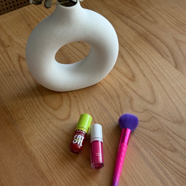 Photo from @yvehernandz handle, with 3 products.