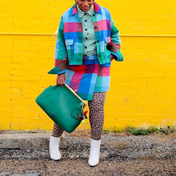 Photo from @theiconiclife handle, with 2 products.