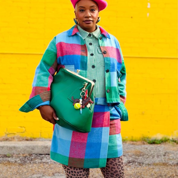 Photo from @theiconiclife handle, with 2 products.