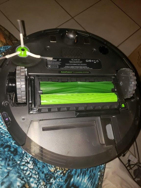 iRobot Roomba i7 7150 Wi-Fi Connected Pet Hair Cleaner with iRobot Roomba i7 7150 Wi-Fi Connected Pet Hair Cleaner with