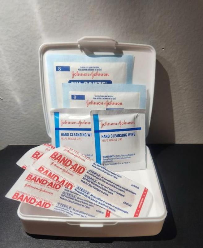 Johnson & Johnson First Aid To Go! Essential Emergency First Aid
