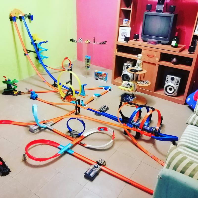  Hot Wheels Track Set and Toy Car, Large-Scale Motorized Track  with 3 Corkscrew Loops, 3 Crash Zones and Toy Storage ( Exclusive) :  Toys & Games