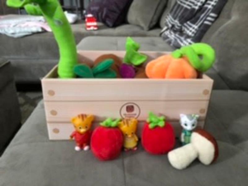 Educational Insights Vegetable Garden 13-Piece Plush Set Pretend Food Ages 2+ Early-Learning Skills 