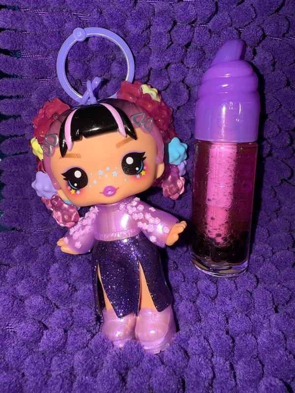 Yummiland x Licensed Sweets Lip Gloss Doll: Blow Pop - Lulu Raspberry - Comprend 1 Poupée, Lip Gloss DIY + Porte-Clés Amovible, Jeu Cosmétique Yummiland x Licensed Sweets Lip Gloss Doll: Blow Pop - Lulu Raspberry - Comprend 1 Poupée, Lip Gloss DIY + Porte-Clés Amovible, Jeu Cosmétique