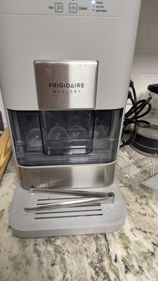 Frigidaire Gallery, 33 lb Machine à glaçons de comptoir, accents en