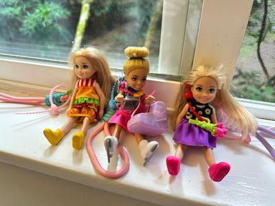 Barbie Club Chelsea - Bambola Con Costume Da Hamburger E Cucciolo - Foto 6