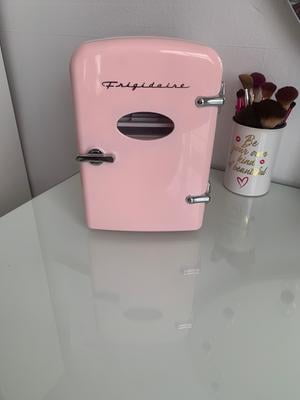 frigidaire mini retro beverage fridge pink