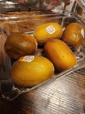 Fresh Produce, Fresh Gold Kiwi Organic, 1lb Clamshell - Walmart.com