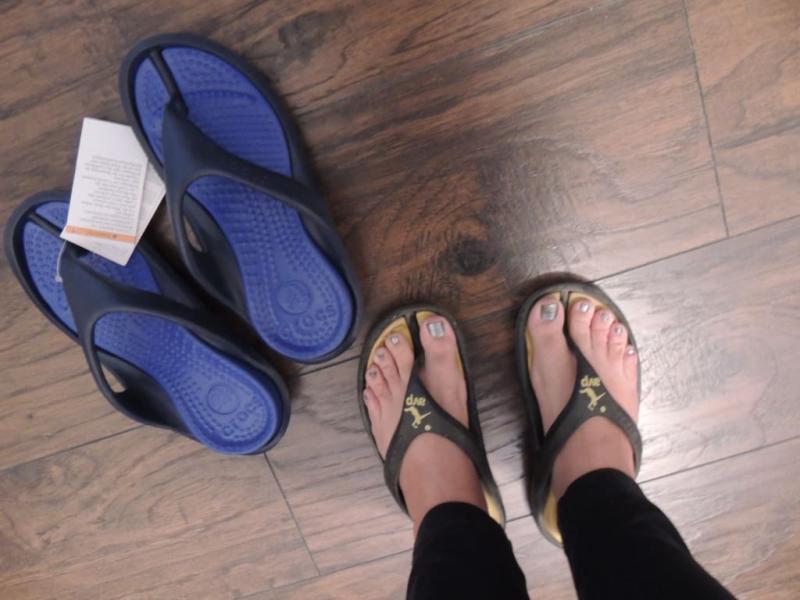 crocs men's and women's athens flip flop