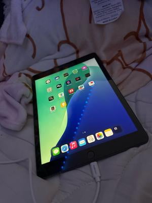 Apple, Restored 2020 iPad Wi Fi 32 GB, 8th Generation, Gold
