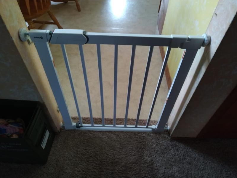 flat step stair gate