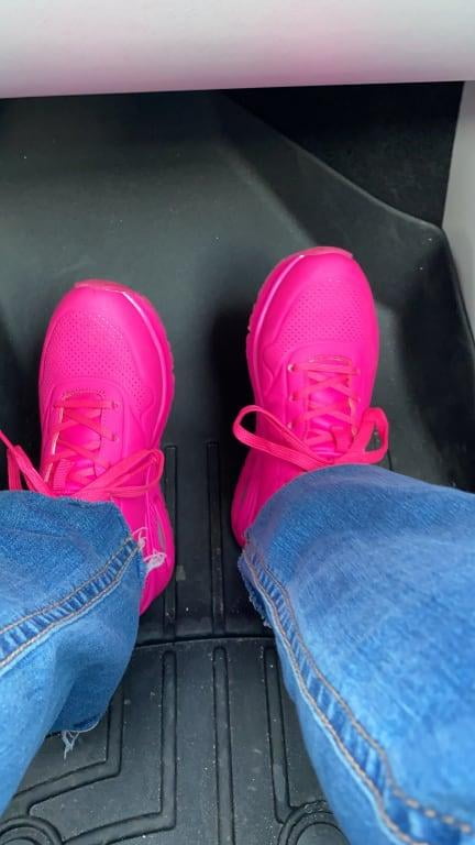 skechers uno neon