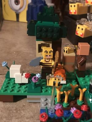 LEGO Minecraft The Bee Farm 21165 Minecraft Building Action Toy with a  Beekeeper, Plus Cool Bee and Sheep Figures, New 2021 (238 Pieces),Multicolor