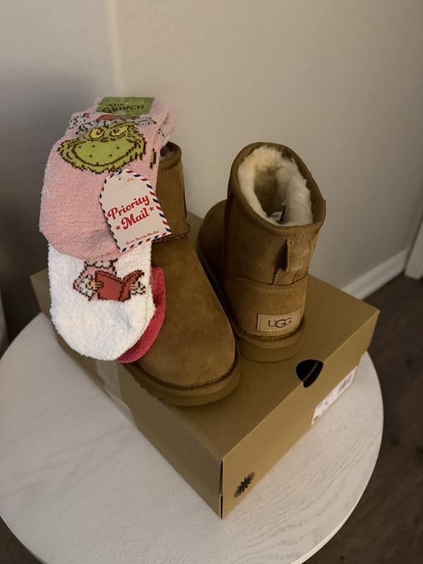 UGG, Women's Classic Mini II Leather Chestnut Suede Boot, Size 7M