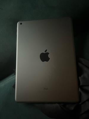 Pre-Owned Apple iPad 6th Gen 128GB Wi-Fi, 9.7in - Space Gray