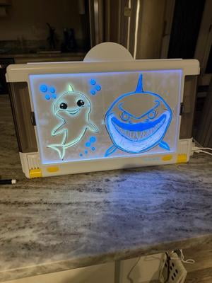 OUTON Tablette Lumineuse Enfant LED avec 8 Couleurs et 3 Modes Lumineux, Tableau Dessin Réutilisable avec 7 Feutres, Modèles et USB-C, Jouet Créatif