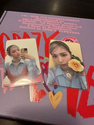 Itzy - Crazy In Love (Random Cover) (incl. 64pg Photobook, 2x