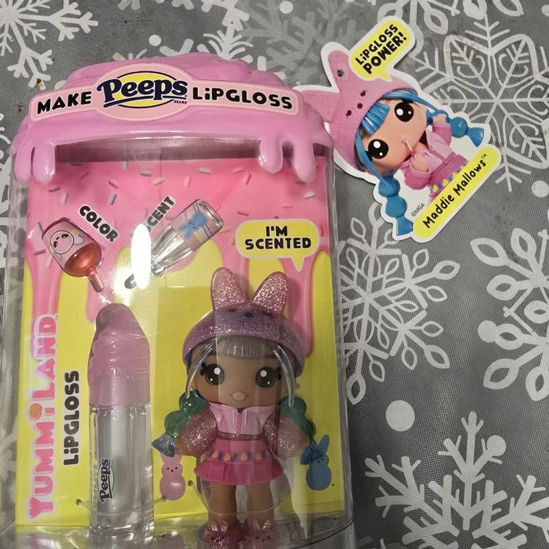 YUMMI Land Yummiland x Peeps Lip Gloss Doll - Maddie Mallows - Incluye 1 Muñeca con Moda Personalizable y Kit de Brillo de Labios con Color Exclusivo, Aroma y Base Transparente, para