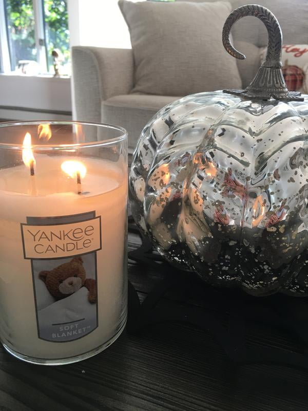 yankee candle with teddy bear on front