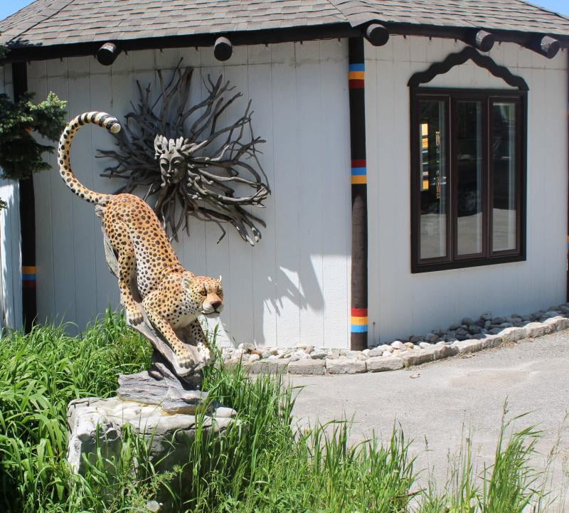 Design Toscano Stalking the Savannah Cheetah Statue 