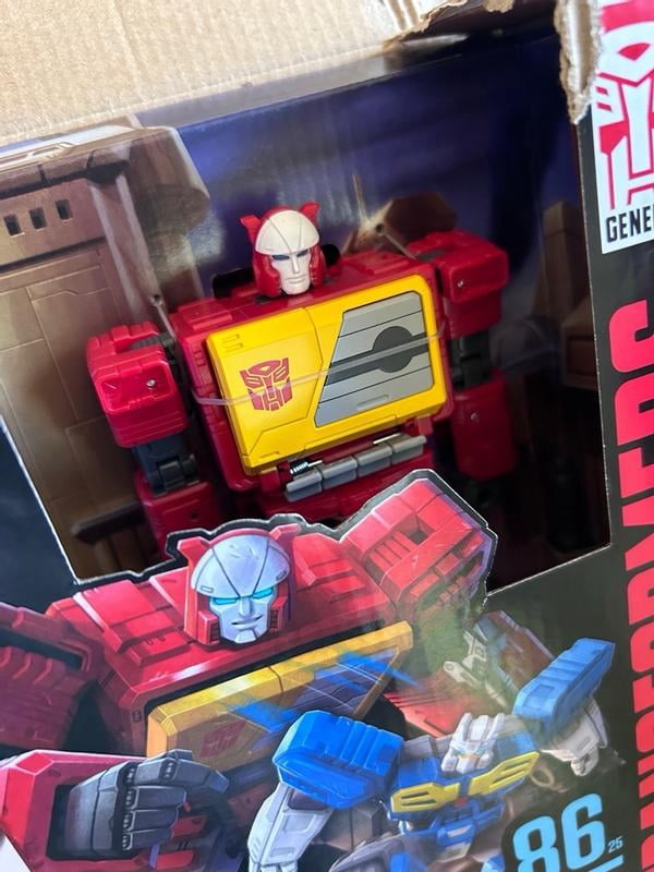 TRANSFORMERS STUDIO SERIES 86-25 Autobot Blaster & Eject cible le film
