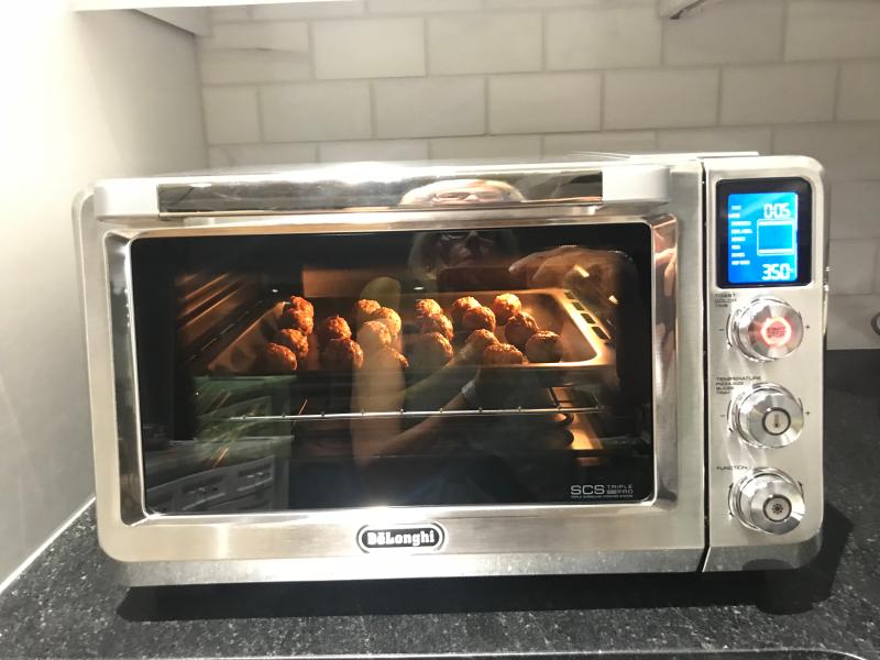DELONGHI Toaster Oven Convection Rotisserie in EXCELLENT condition. *VERY  CLEAN! for Sale in Los Angeles, CA - OfferUp