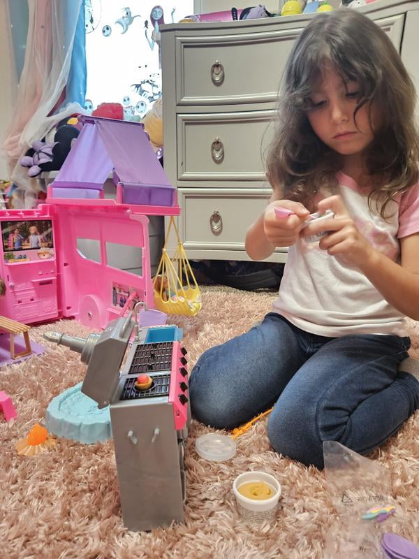 Barbie Coffret Camping-Car De Rêve – Tente Toit, Balançoire, Pêche, Barbecue à Changement De Couleur, +60 Accessoires, Pâte à Modeler, Dès 3 Ans