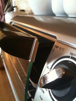 Black+Decker TRO480BS Toaster Oven, 1200 W, 4-Slice, Knob