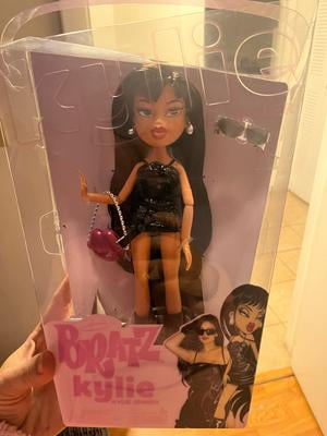 Bratz x Kylie Jenner - Night modepop - Verzamelbare pop met avondjurk, hond en poster - Voor kinderen en verzamelaars vanaf 6 jaar