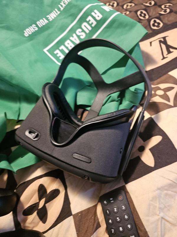 Oculus Quest All-in-one VR Gaming Headset - 128GB - Black