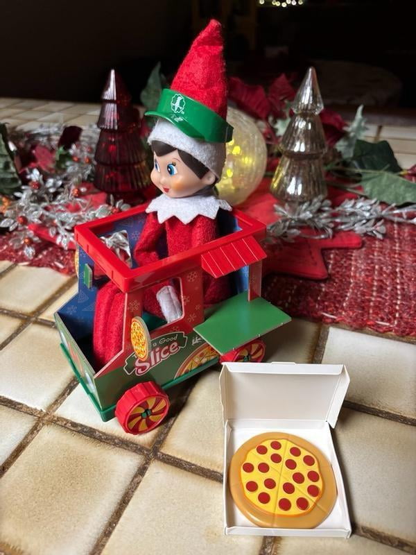 The Elf On The Shelf Polar Props – Camión De Pizza Polar Y Accesorios Para Escenas Navideñas, Elfo No Incluido