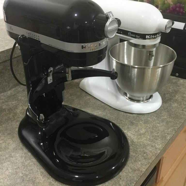 KitchenAid Model KSM75WH Classic Plus™ Max Watt 275 Tilt-Head Stand Mixer  With 4.5 Qt Bowl and Accessories T12 - Bunting Online Auctions