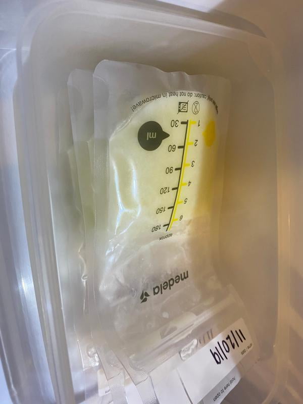 Medela breast milk storage bags 100 ct 6 oz Product 68062 Transport pouch  SEALED