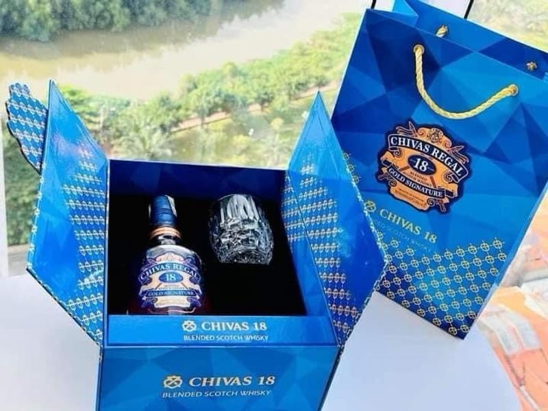Chivas Regal 18 Year Old Blended Scotch Whisky Gift Set, 750 ml
