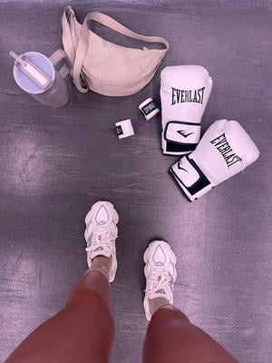 Everlast Synthetic Leather Core Training Gloves for Boxing, White