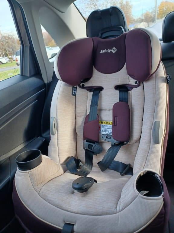 Flying with 2 car seats – So We Went