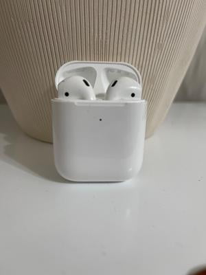AirPods (エアーポッズ/第2世代) with Charging Case Apple AirPods 2nd Generation with Standard Lightning