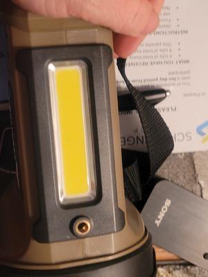 2 Torce LED Ozark Trail 2000 Lumen – Ricaricabili Doppia Sorgente 5000 MAh – Confezione