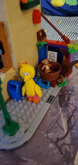 LEGO Ideas 123 Sesame Street 21324 – Kit da costruzione per adulti con  Elmo, Cookie Monster, Oscar The Grouch, Bert, Ernie e Big Bird, 1.367 pezzi  – Giochi e Prodotti per l'Età Evolutiva