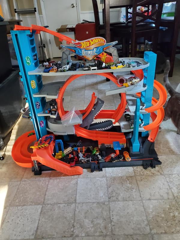 Hot Wheels City Ultimate Garage with Shark Attack - Excellent!