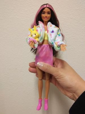 Barbie Cutie Reveal Pop uit de Fantasie-serie met zacht luiaardkostuum en 10 verrassingen, inclusief minidierenvriendje en kleurverandering, cadeautje voor kinderen van 3 jaar en ouder