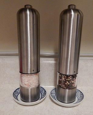 Best Buy: iTouchless EZ Hold Electronic Salt or Pepper Mill
