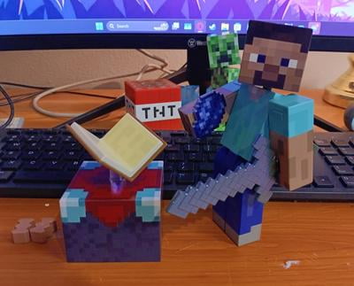 Figurine Minecraft Steve Diamond Level 14cm Articulée Avec Accessoires - Mattel HXM84