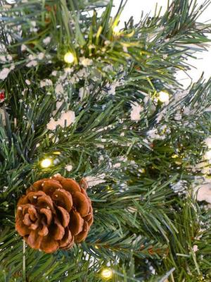 Details about   ALEKO Luscious Artificial Indoor Christmas Holiday Pine Tree 8 Foot Green 
