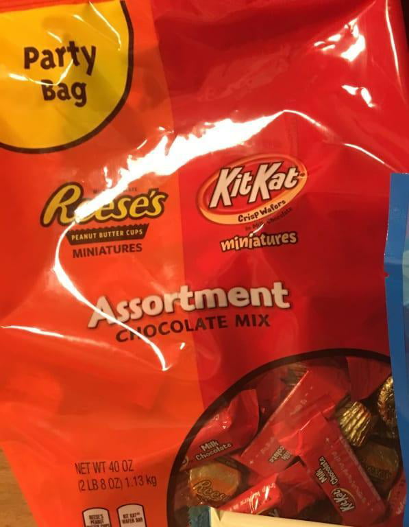 How many reese miniatures are in a 40 oz bag Reese S And Kit Kat Chocolate Candy Assortment 40 Oz Walmart Com Walmart Com