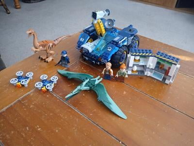 LEGO Jurassic World Gallimimus and Pteranodon Breakout 75940 Building Set  (391 Pieces)