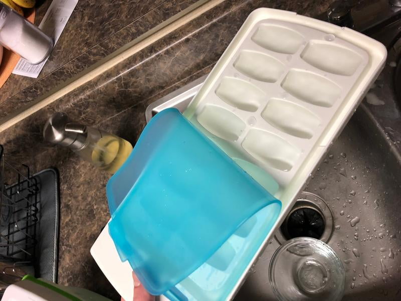 Restaurantware 5.25-inch Slab Ice Tray - Makes 4 Long Rectangle Cubes: Perfect for Commercial Bars or Home Use - Constructed from Durable Black