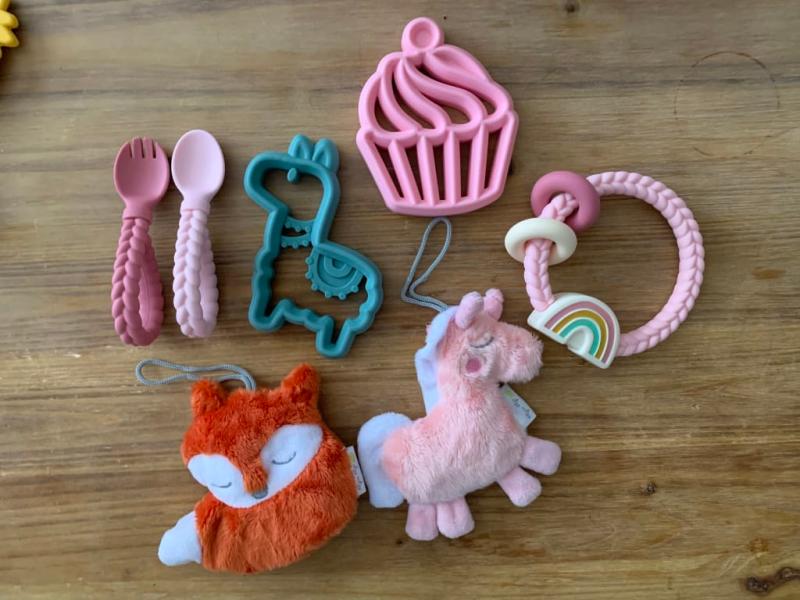 itzy ritzy flamingo teether