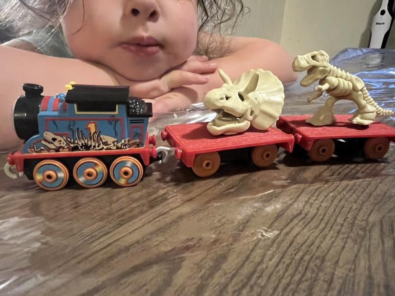 Thomas & Friends Color Reveal - Tren Diecast Con Dinosaurio, Locomotora Misteriosa Que Cambia De Color Con Agua, Incluye 2 Vagones Y Carga Sorpresa (3+ Años)
