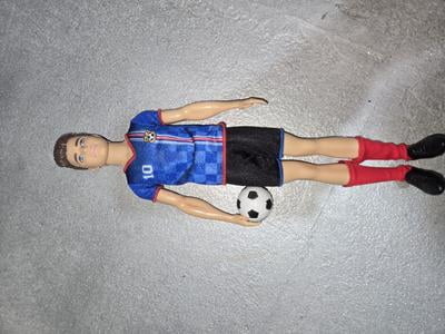 Poupée ken footballeur avec queue de cheval blonde, maillot n° 10, balle de foot, chaussures à crampons et chaussettes hautes, - Jeux - Jouets Poupée ken footballeur avec queue de cheval blonde, maillot n° 10, balle de foot, chaussures à crampons et chaussettes hautes, - Jeux - Jouets